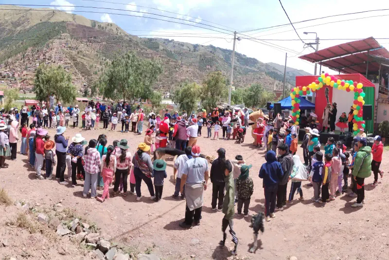 Children and families taking part in the Christmas campaign in Saylla, 2025