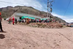 Families and Christmas characters in front of the activity venue in Saylla, 2025