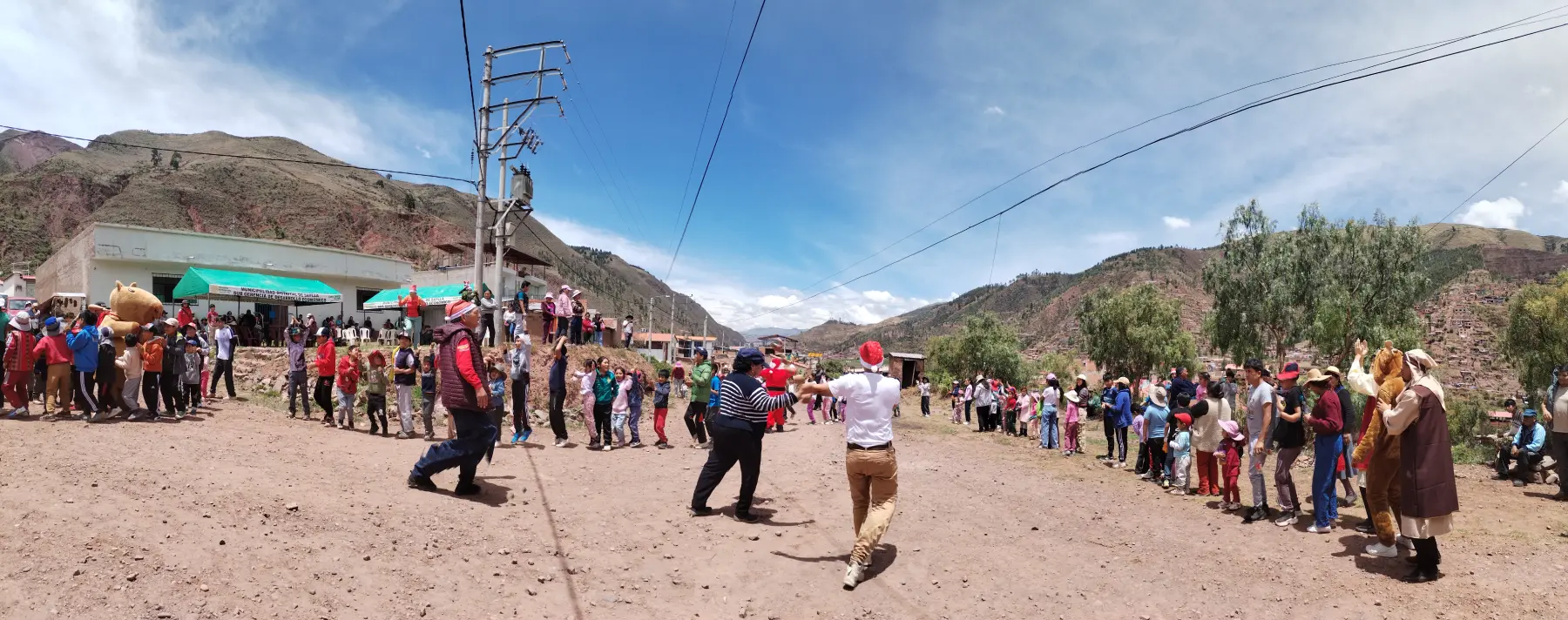 Dreamy Tours Christmas celebration with families in Saylla, Cusco