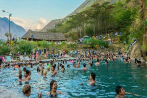 O Club de Piscinas Medicinais Termais de Cocalmayo da Região de Cusco, Peru