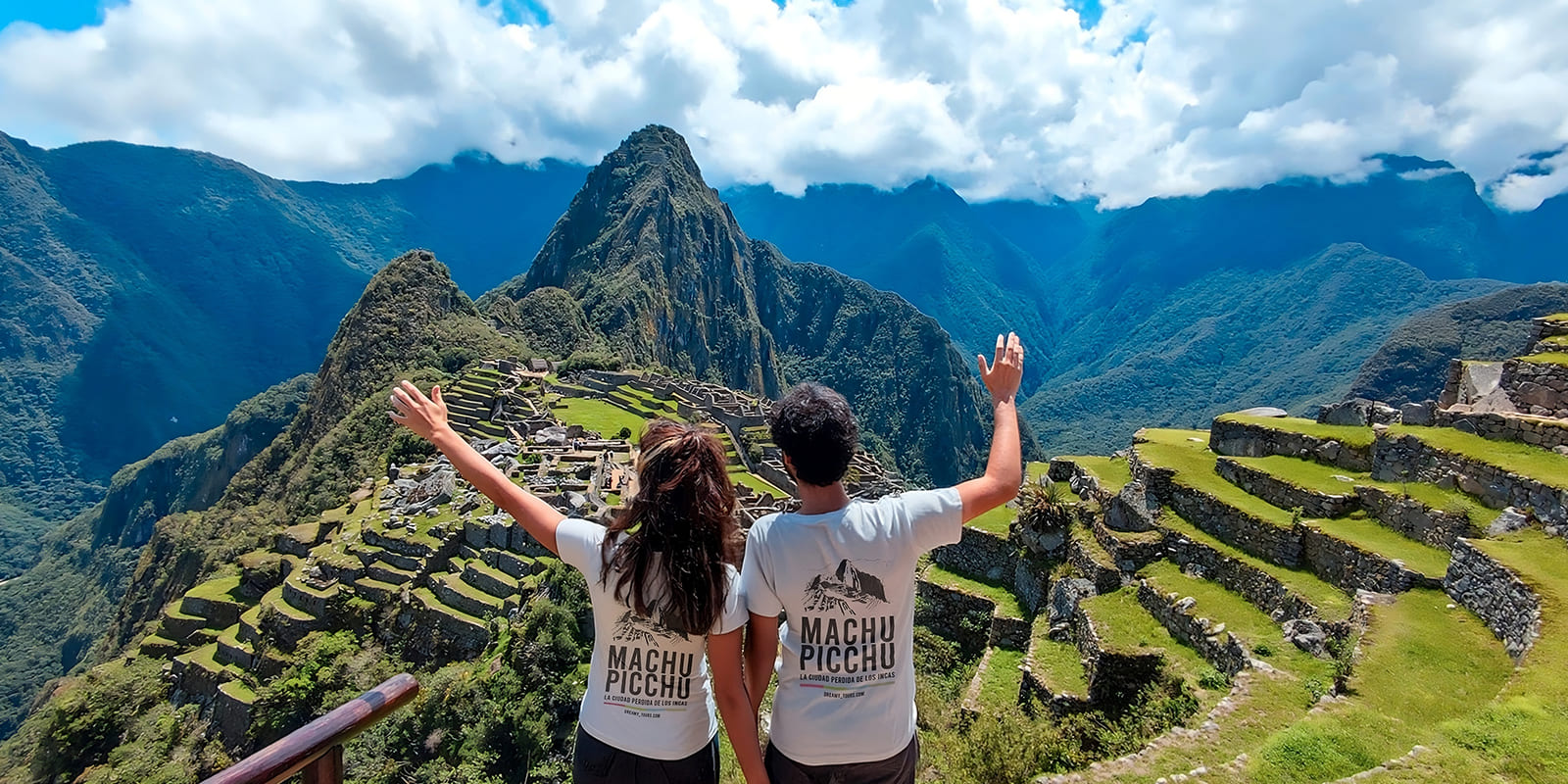 Pareja disfrutando de una vista espectacular en una de las maravillas del Mundo