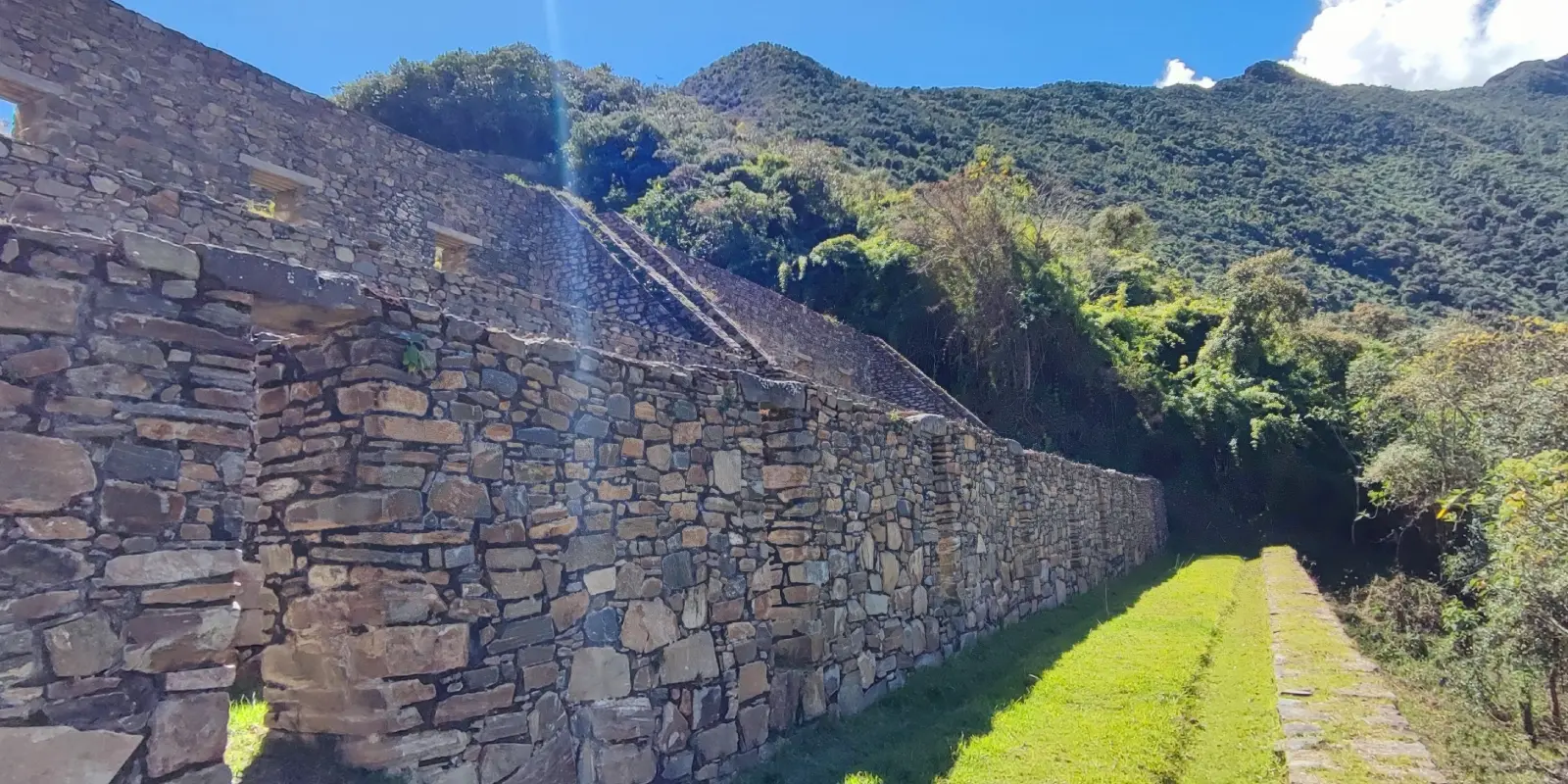 Muros de piedra incaicos en Choquequirao. Ruinas antiguas rodeadas de montañas verdes y naturaleza en Perú.