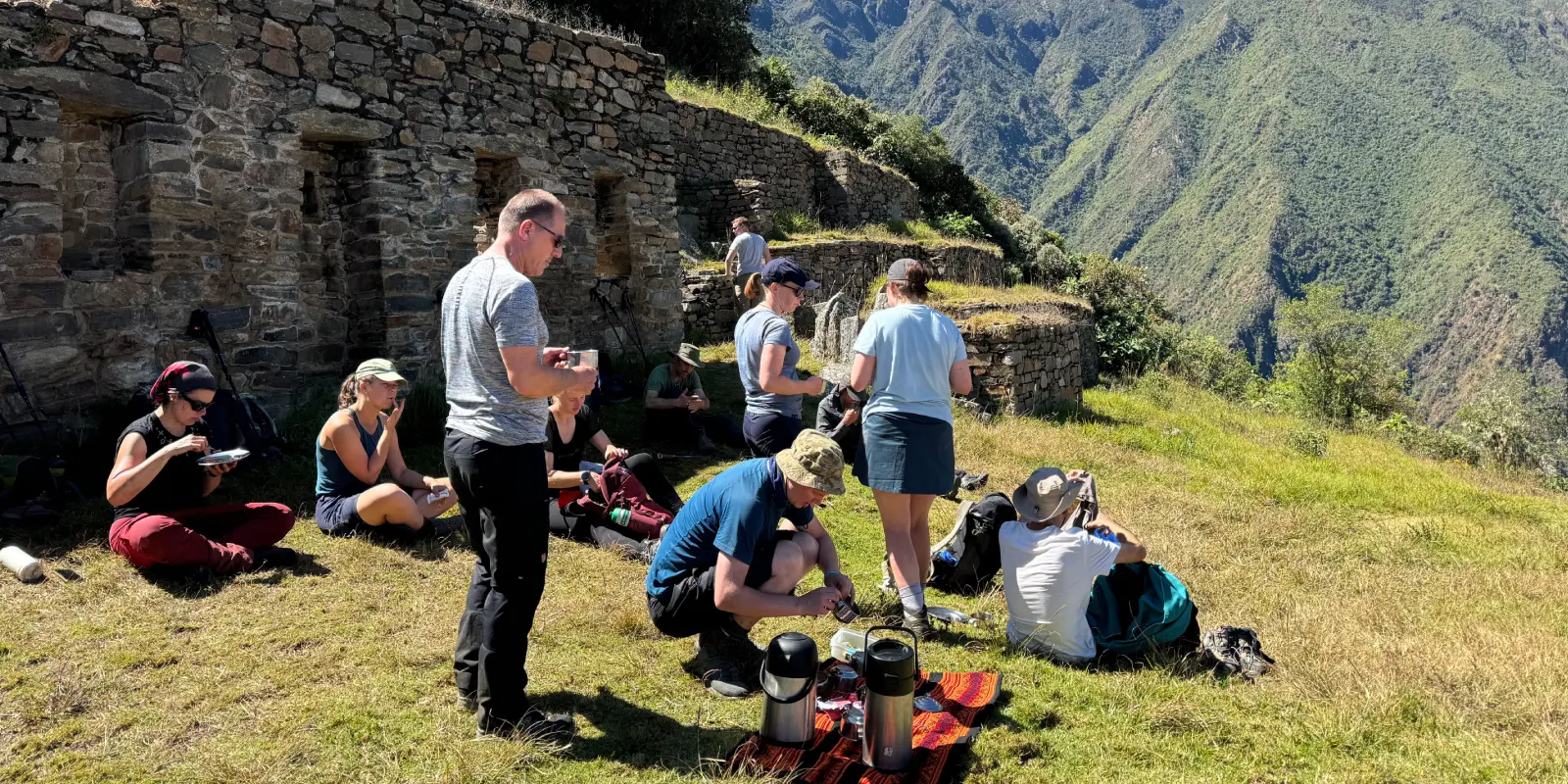 Turistas descansan en el camino a Choquequirao. Montañas, ruinas incaicas y paisaje andino en Perú.