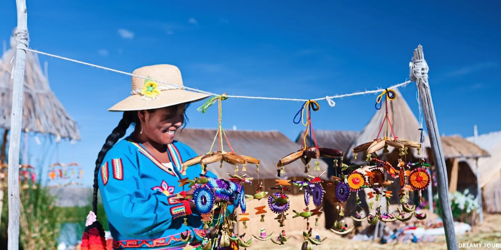 Vista de tejidos y artesanía hecha por señora de la comunidad las islas flotantes de los Uros en el Lago Titicaca, Perú.