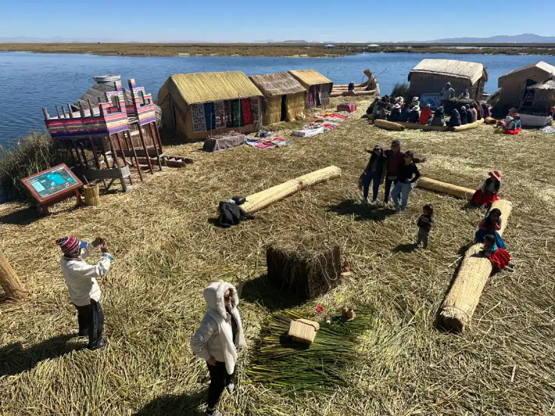 Dónde se encuentra el Lago Titicaca