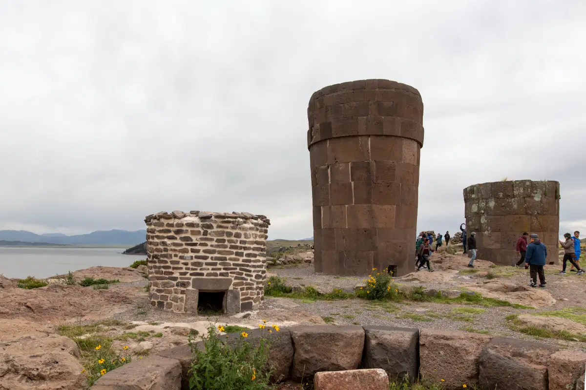 Descubre las Chullpas de Sillustani: Necrópolis Kolla en el Altiplano Descubre las Chullpas de Sillustani: Necrópolis Kolla en el Altiplano
